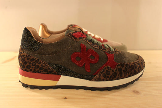Baskets REQINS en cuir velours de couleur kaki et léopard. Ou de couleur taupe et bordeaux. Lacet coton. Chaussures doublées cuir et semelle interne amovible