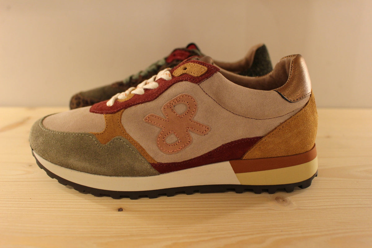 Baskets REQINS en cuir velours de couleur kaki et léopard. Ou de couleur taupe et bordeaux. Lacet coton. Chaussures doublées cuir et semelle interne amovible