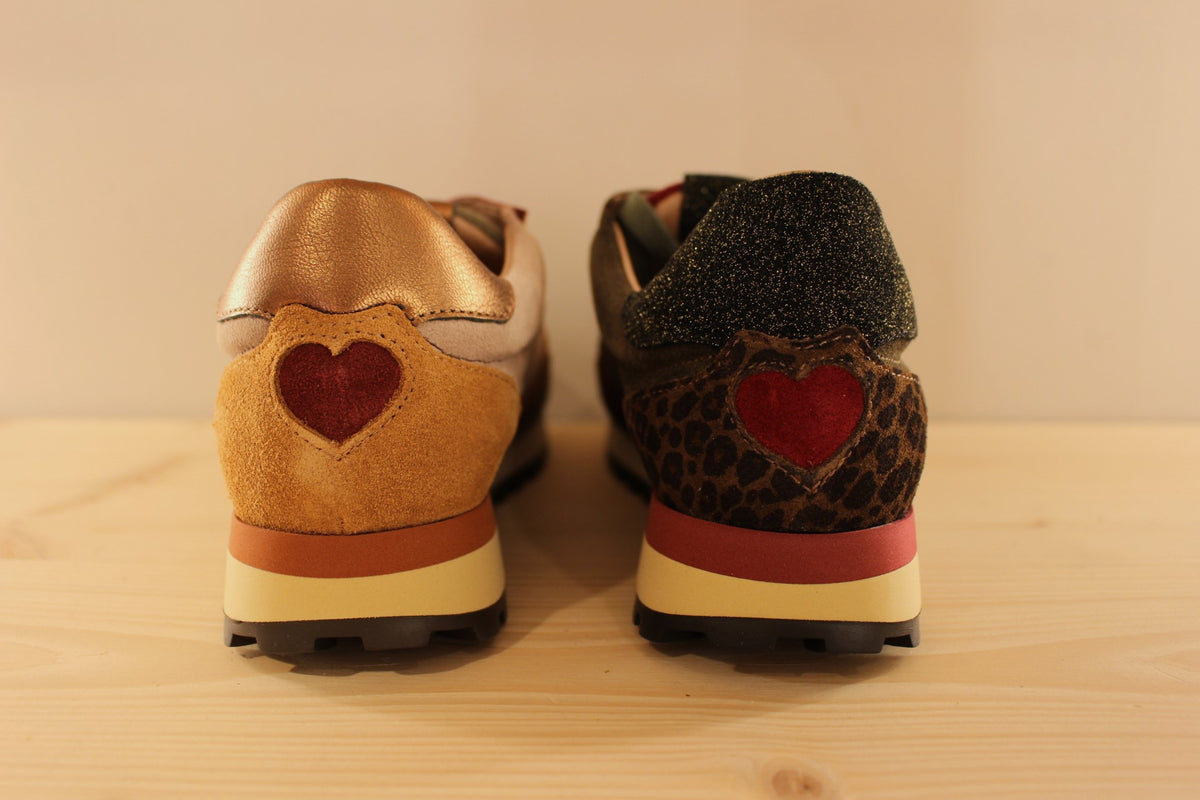 Baskets REQINS en cuir velours de couleur kaki et léopard. Ou de couleur taupe et bordeaux. Lacet coton. Chaussures doublées cuir et semelle interne amovible