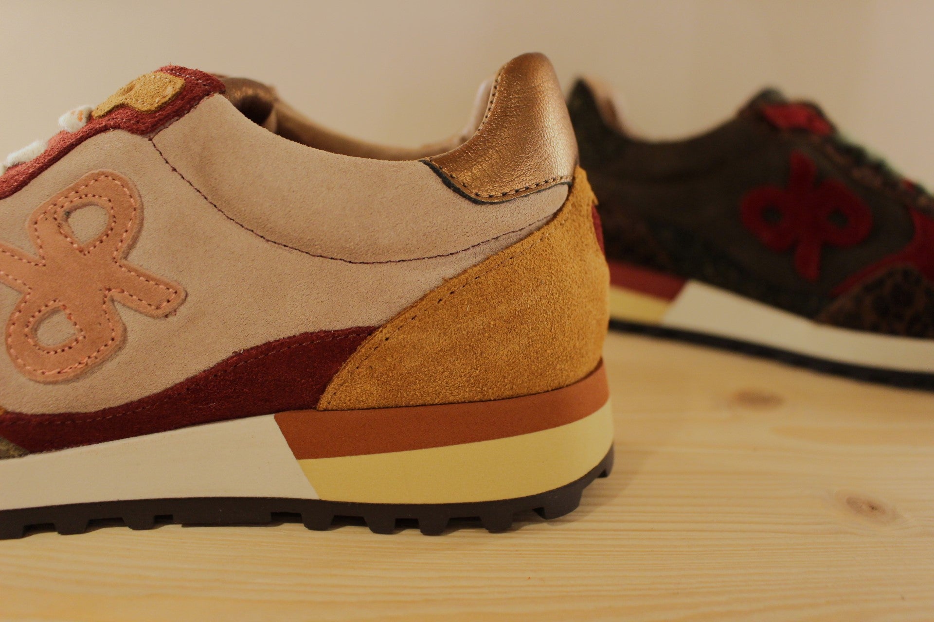 Baskets REQINS en cuir velours de couleur kaki et léopard. Ou de couleur taupe et bordeaux. Lacet coton. Chaussures doublées cuir et semelle interne amovible