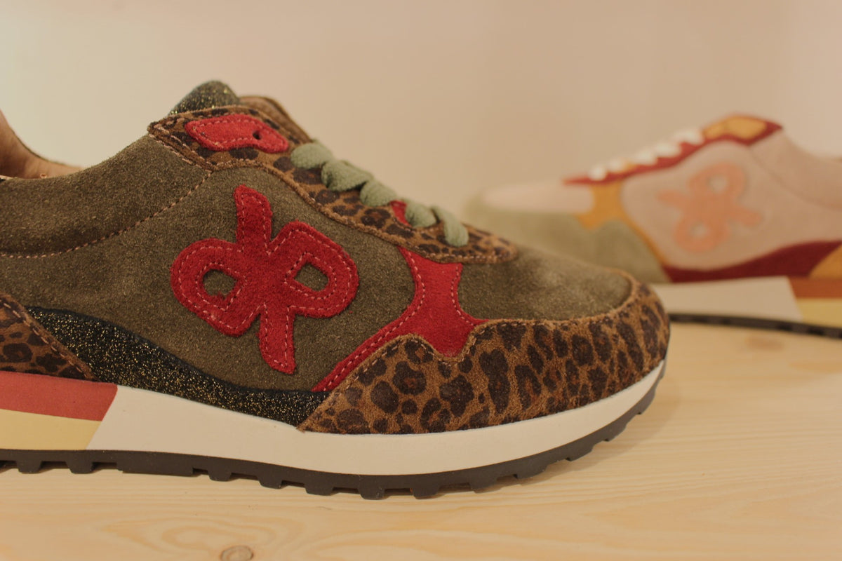 Baskets REQINS en cuir velours de couleur kaki et léopard. Ou de couleur taupe et bordeaux. Lacet coton. Chaussures doublées cuir et semelle interne amovible