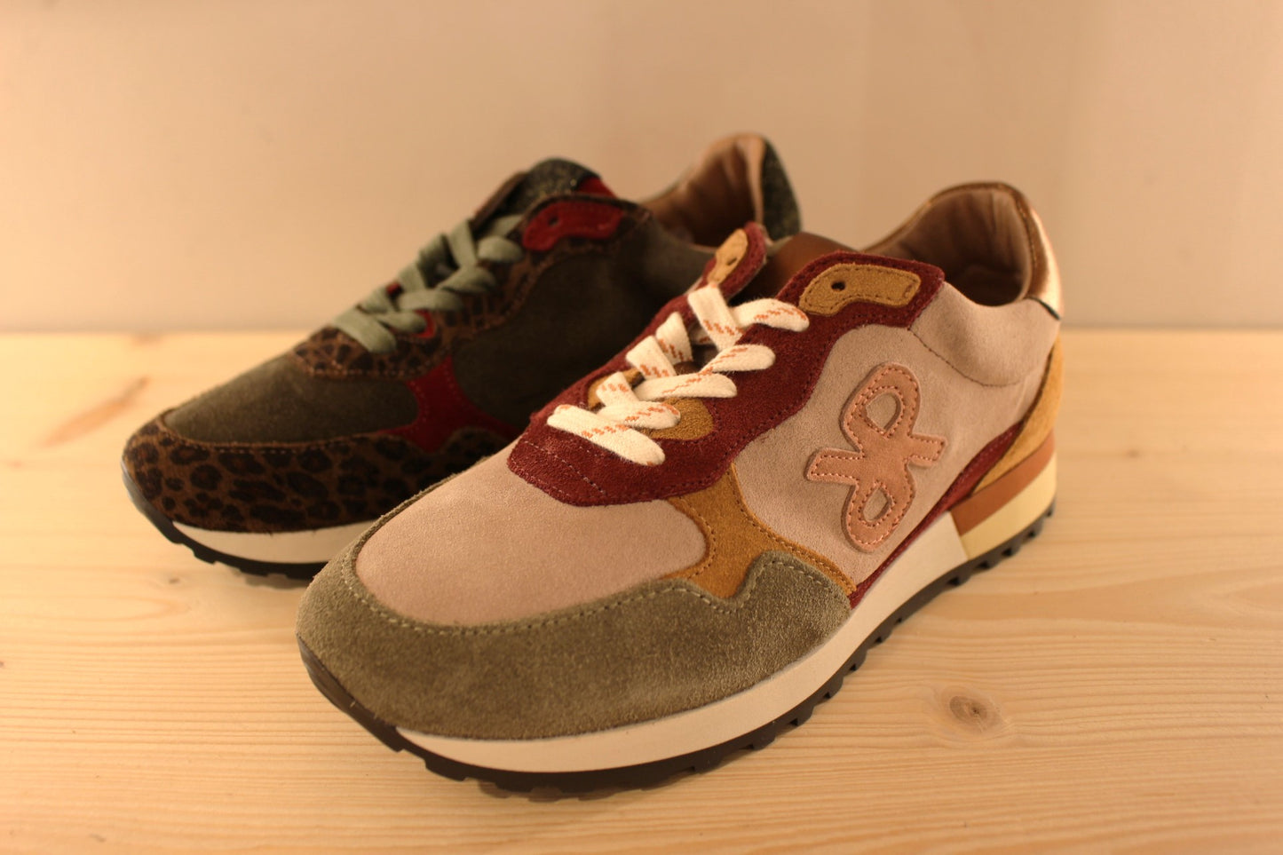 Baskets REQINS en cuir velours de couleur kaki et léopard. Ou de couleur taupe et bordeaux. Lacet coton. Chaussures doublées cuir et semelle interne amovible