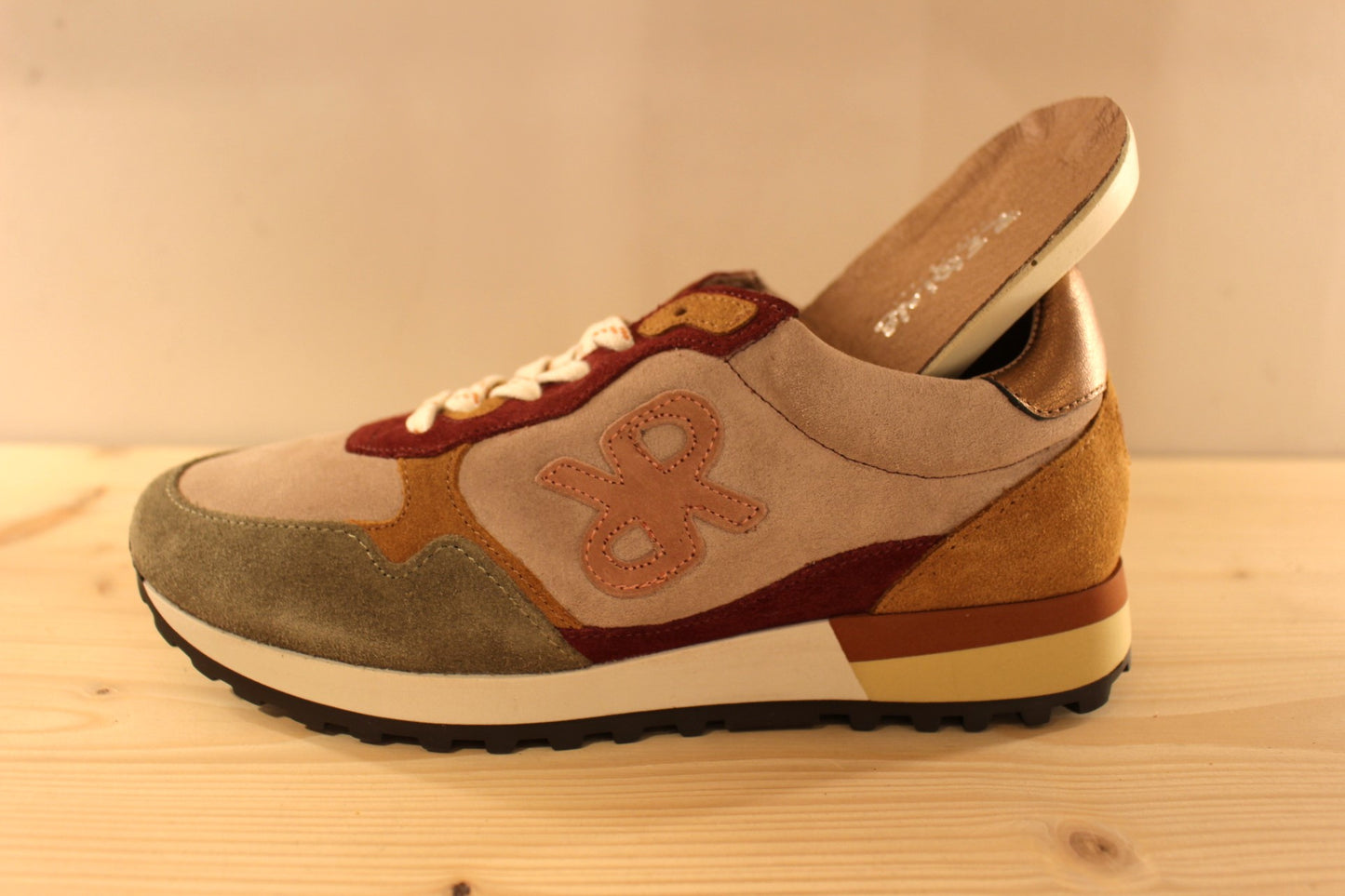 Baskets REQINS en cuir velours de couleur kaki et léopard. Ou de couleur taupe et bordeaux. Lacet coton. Chaussures doublées cuir et semelle interne amovible
