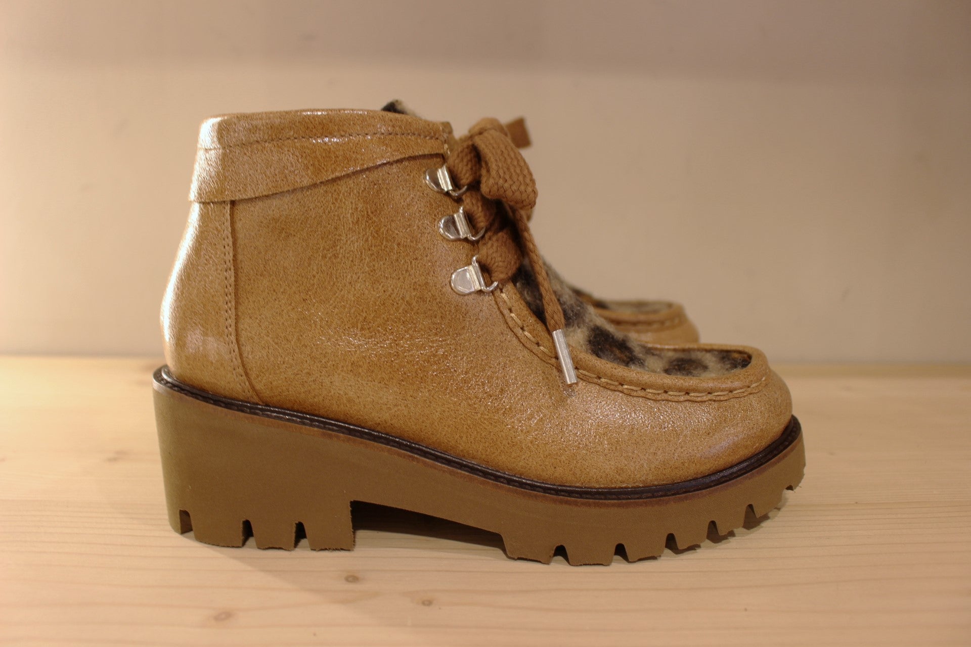 Bottines Casta en cuir laqué de couleur caramel et imprimé animal en laine sur la claque. Chaussures doublées cuir.