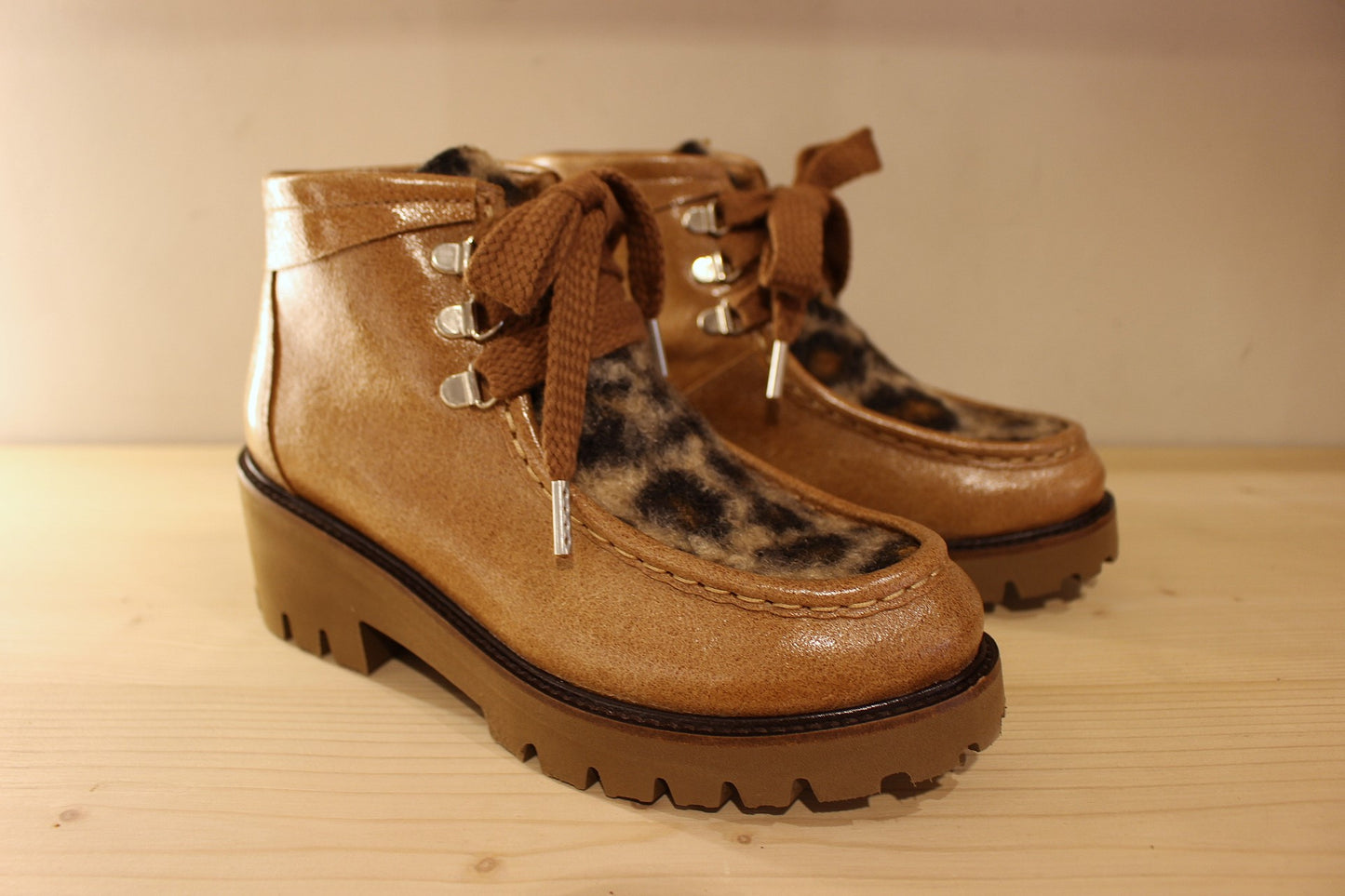 Bottines Casta en cuir laqué de couleur caramel et imprimé animal en laine sur la claque. Chaussures doublées cuir.