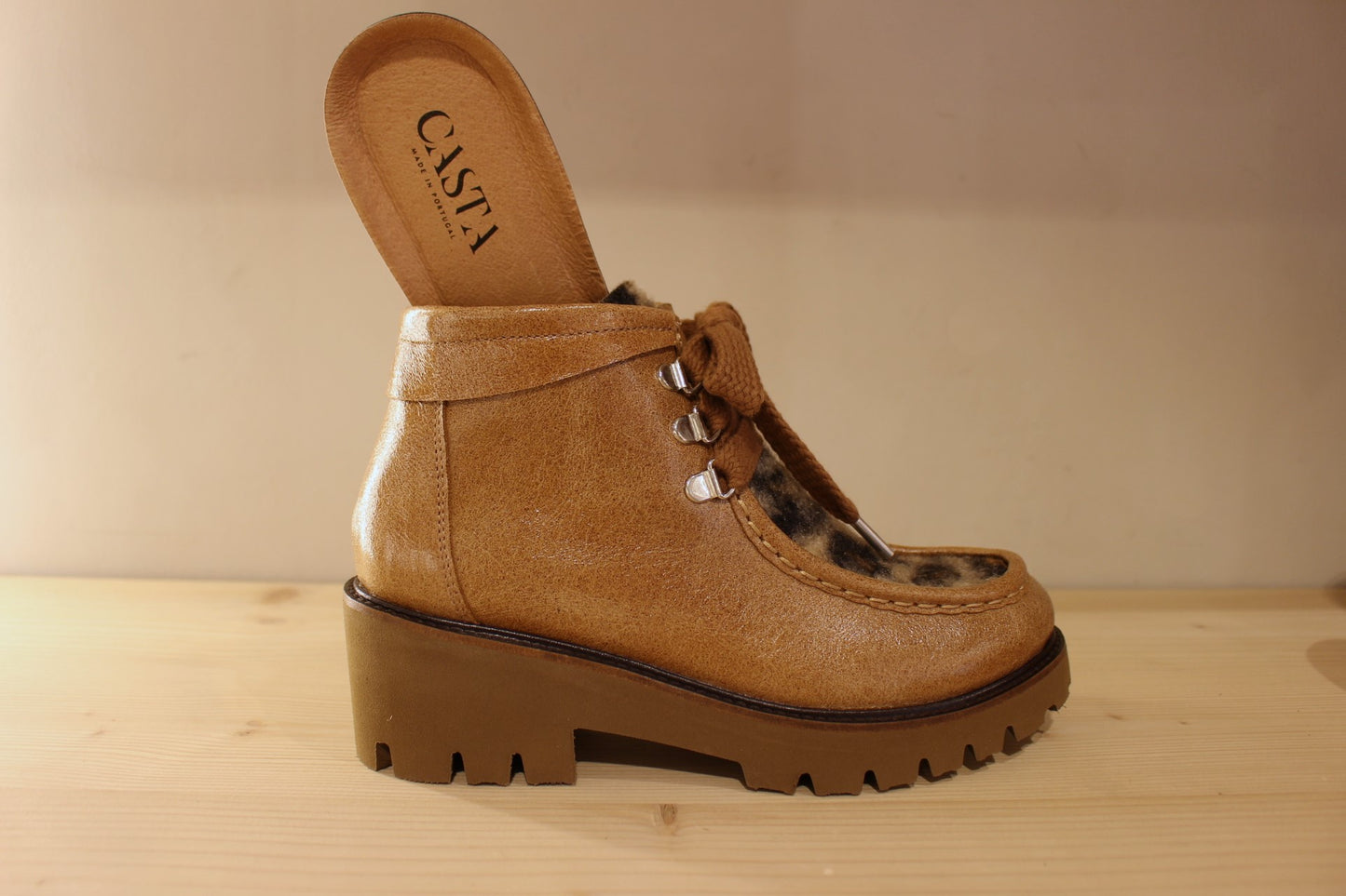 Bottines Casta en cuir laqué de couleur caramel et imprimé animal en laine sur la claque. Chaussures doublées cuir.