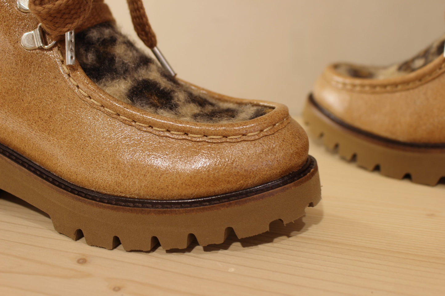 Bottines Casta en cuir laqué de couleur caramel et imprimé animal en laine sur la claque. Chaussures doublées cuir.