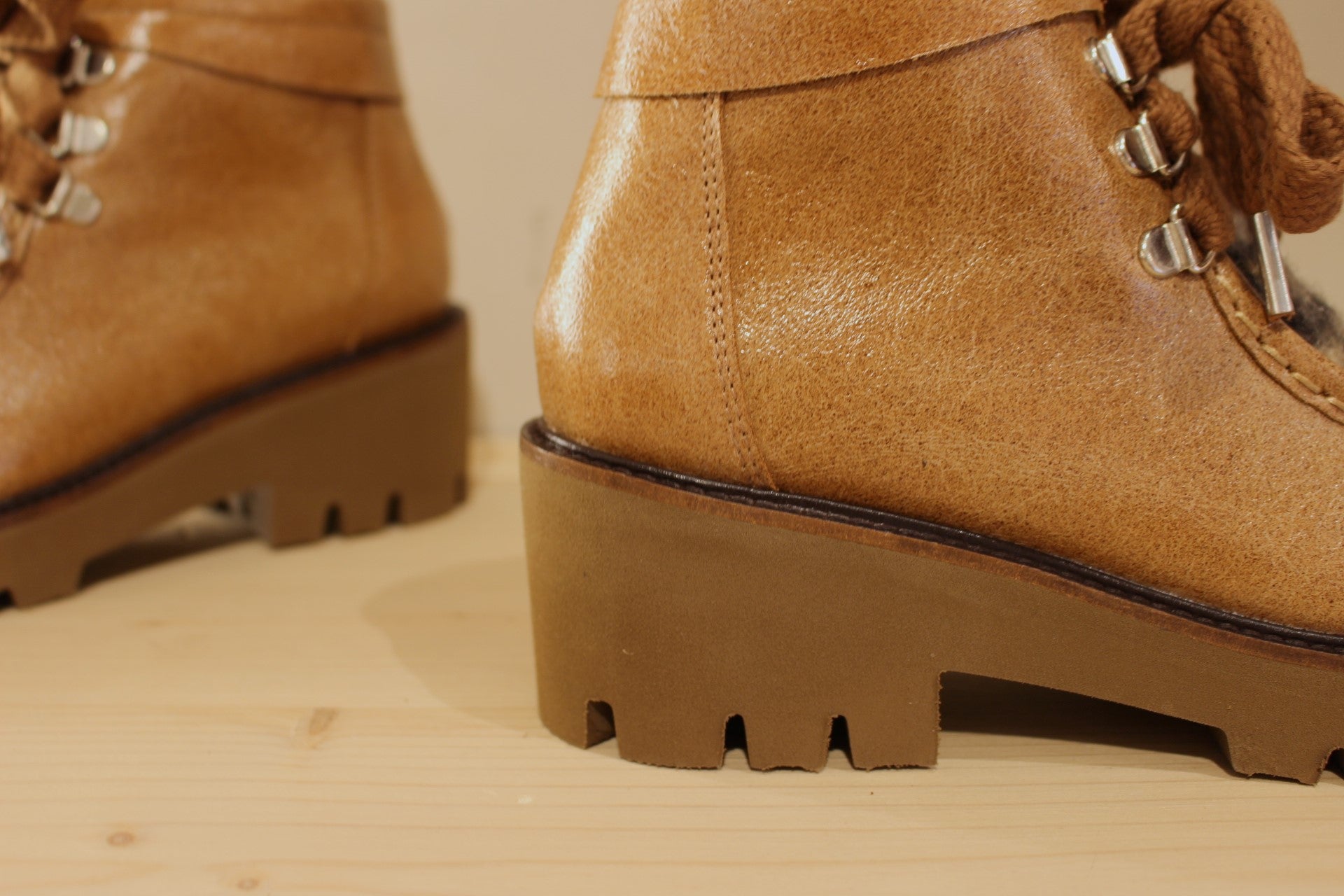 Bottines Casta en cuir laqué de couleur caramel et imprimé animal en laine sur la claque. Chaussures doublées cuir.