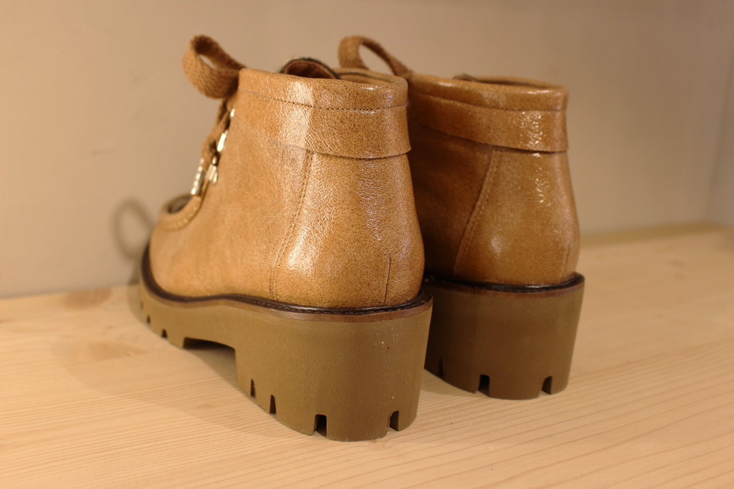 Bottines Casta en cuir laqué de couleur caramel et imprimé animal en laine sur la claque. Chaussures doublées cuir.