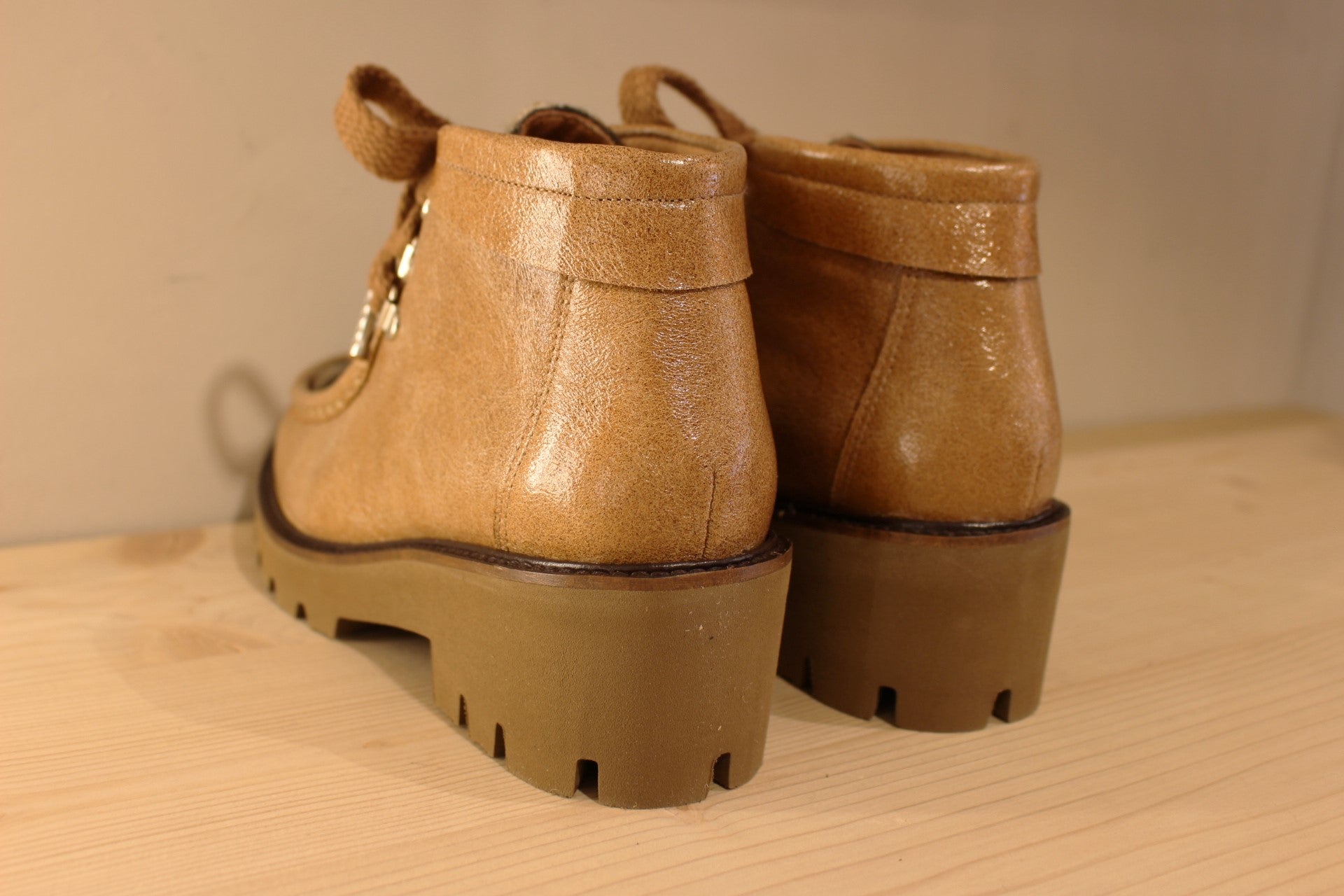 Bottines Casta en cuir laqué de couleur caramel et imprimé animal en laine sur la claque. Chaussures doublées cuir.
