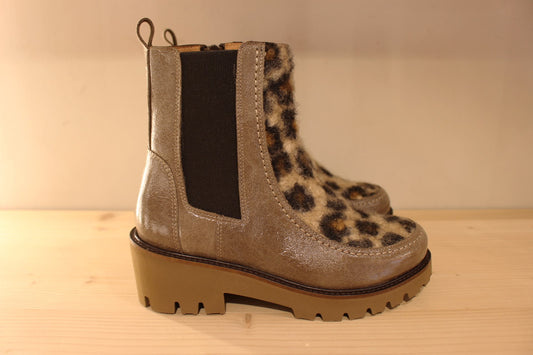 Bottines CASTA en cuir laqué de couleur vert bronze et imprimé animal en laine sur la claque. Chaussures doublées cuir.