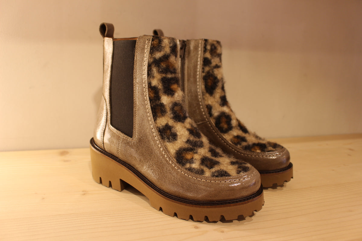 Bottines CASTA en cuir laqué de couleur vert bronze et imprimé animal en laine sur la claque. Chaussures doublées cuir.