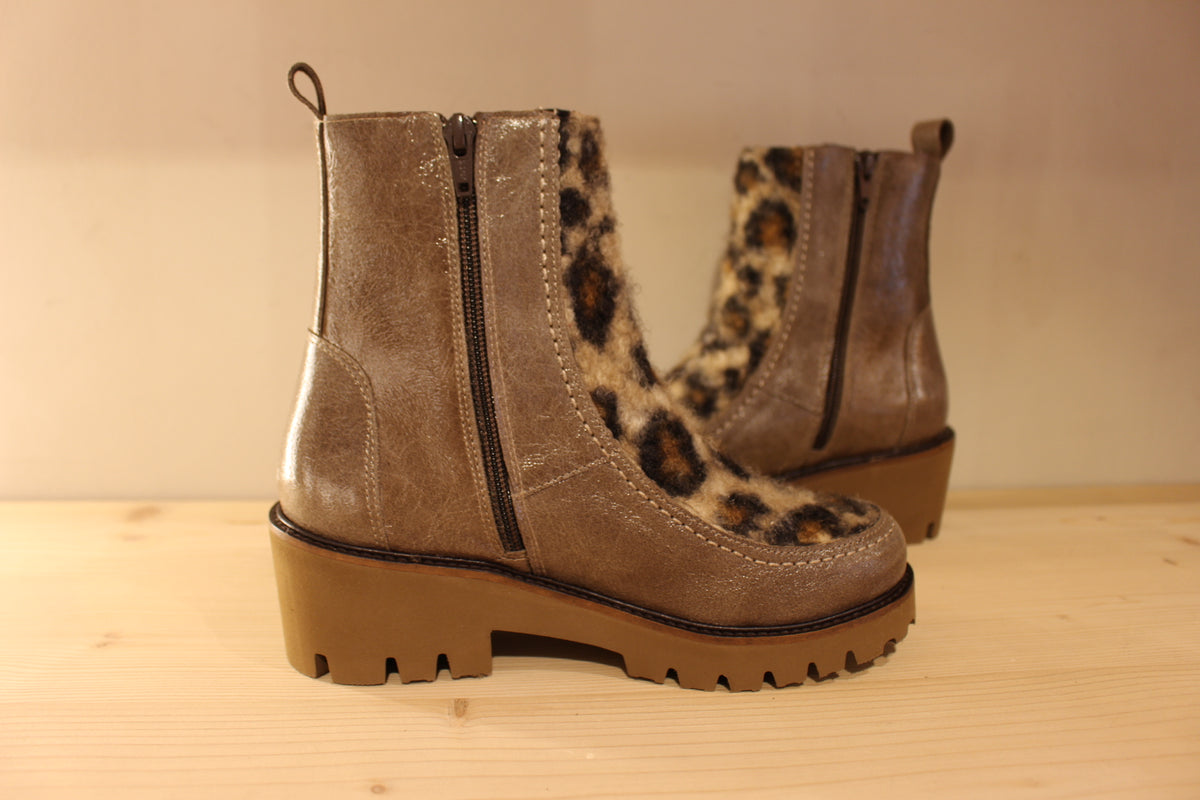 Bottines CASTA en cuir laqué de couleur vert bronze et imprimé animal en laine sur la claque. Chaussures doublées cuir.