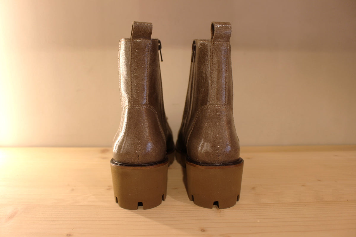 Bottines CASTA en cuir laqué de couleur vert bronze et imprimé animal en laine sur la claque. Chaussures doublées cuir.