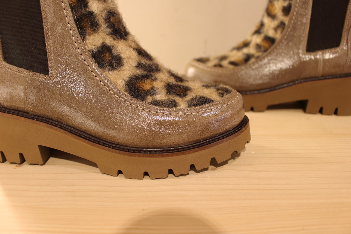 Bottines CASTA en cuir laqué de couleur vert bronze et imprimé animal en laine sur la claque. Chaussures doublées cuir.