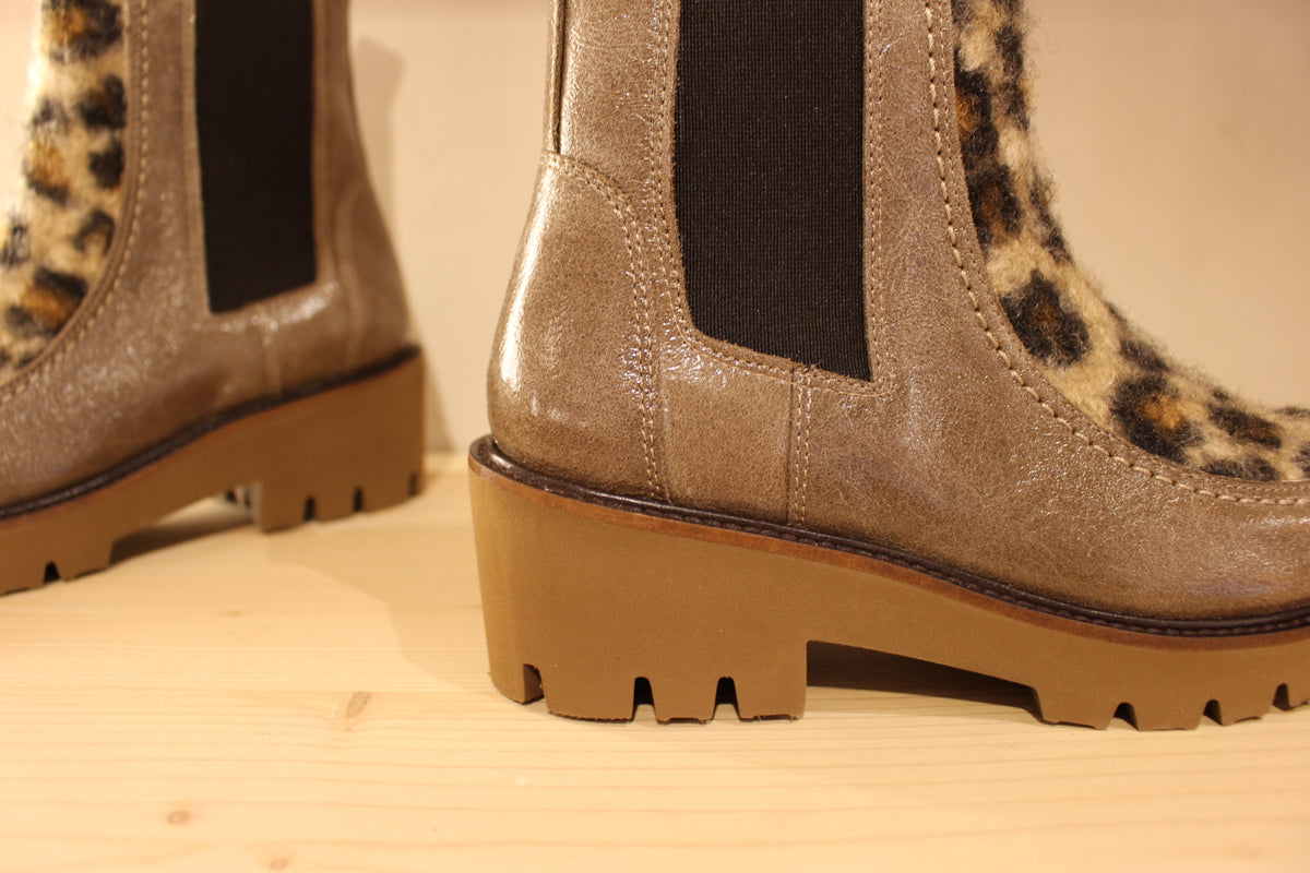 Bottines CASTA en cuir laqué de couleur vert bronze et imprimé animal en laine sur la claque. Chaussures doublées cuir.
