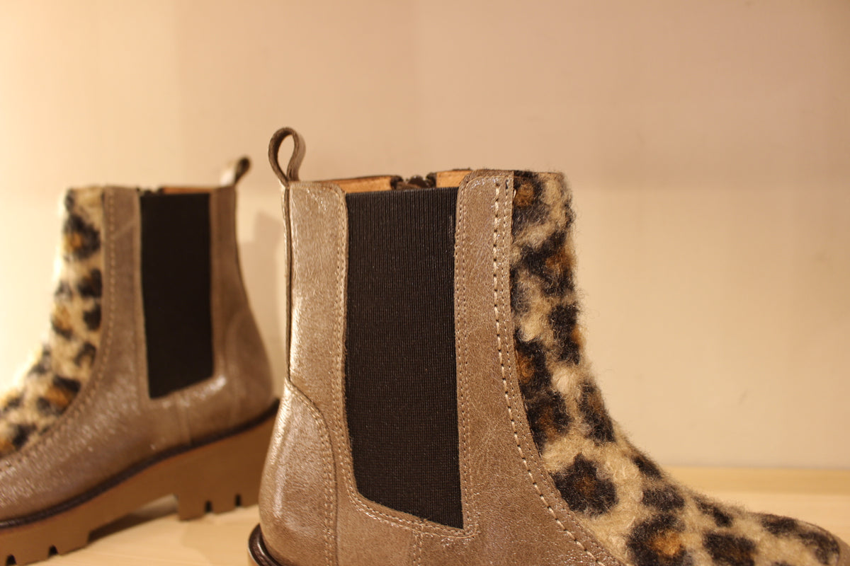 Bottines CASTA en cuir laqué de couleur vert bronze et imprimé animal en laine sur la claque. Chaussures doublées cuir.