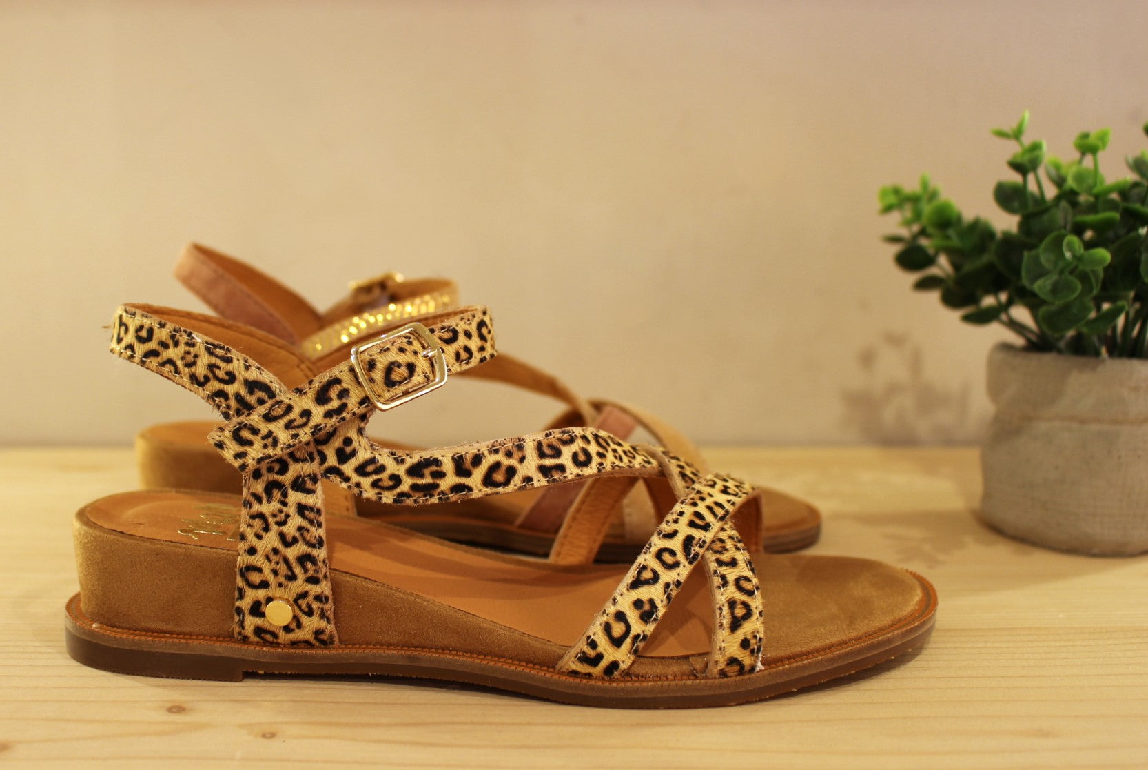 Chaussures MAMZELLE - Olim. Sandales en cuir velours de couleur naturelle et métallisé doré. Existe également en imprimé léopard. Bride asymétrique sur le coup de pied. Chaussures doublées cuir.
