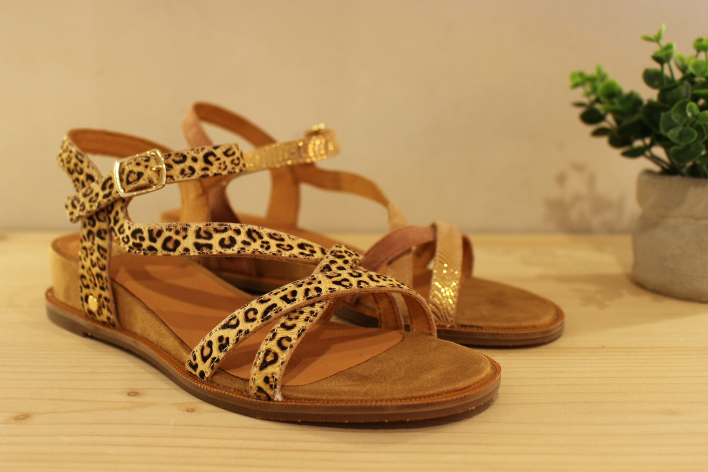 Chaussures MAMZELLE - Olim. Sandales en cuir velours de couleur naturelle et métallisé doré. Existe également en imprimé léopard. Bride asymétrique sur le coup de pied. Chaussures doublées cuir