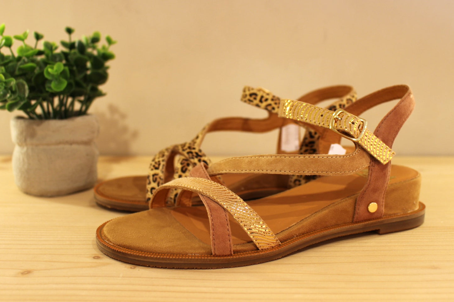 Chaussures MAMZELLE - Olim. Sandales en cuir velours de couleur naturelle et métallisé doré. Existe également en imprimé léopard. Bride asymétrique sur le coup de pied. Chaussures doublées cuir