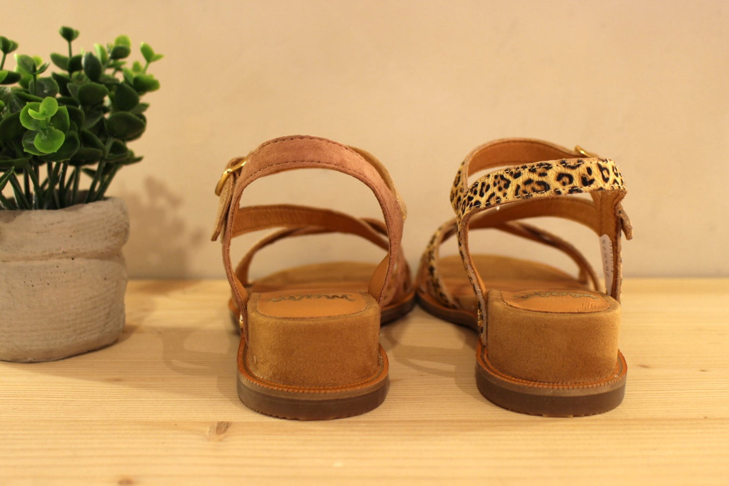 Chaussures MAMZELLE - Olim. Sandales en cuir velours de couleur naturelle et métallisé doré. Existe également en imprimé léopard. Bride asymétrique sur le coup de pied. Chaussures doublées cuir