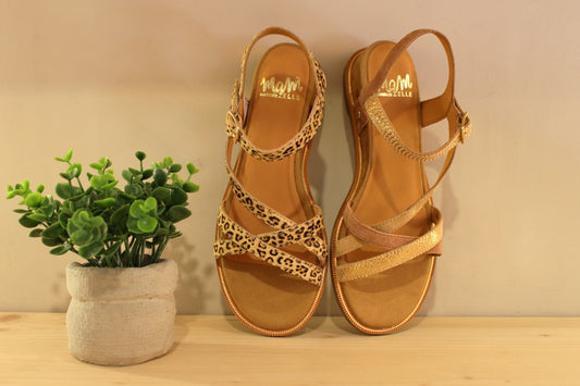 Chaussures MAMZELLE - Olim. Sandales en cuir velours de couleur naturelle et métallisé doré. Existe également en imprimé léopard. Bride asymétrique sur le coup de pied. Chaussures doublées cuir