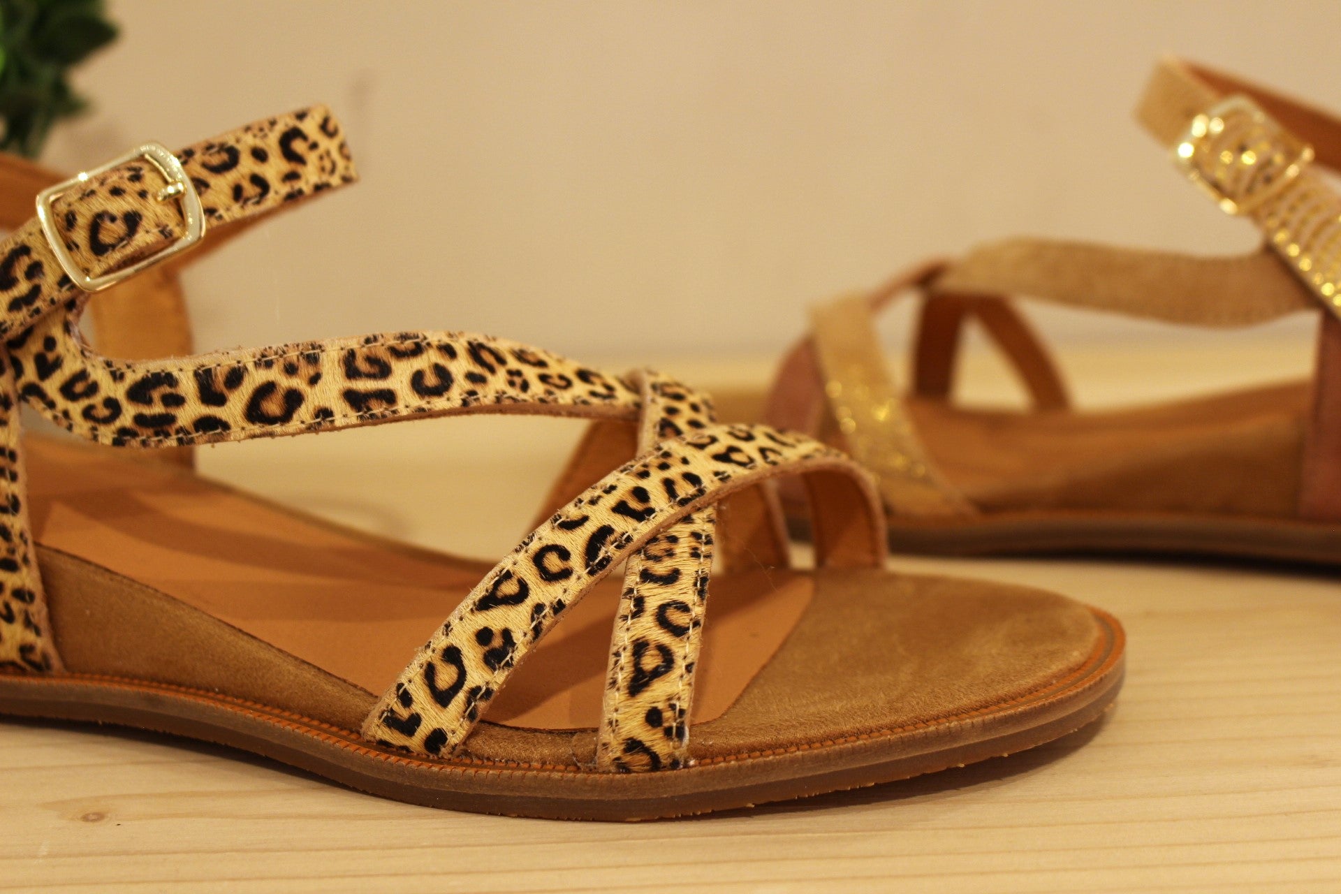 Chaussures MAMZELLE - Olim. Sandales en cuir velours de couleur naturelle et métallisé doré. Existe également en imprimé léopard. Bride asymétrique sur le coup de pied. Chaussures doublées cuir