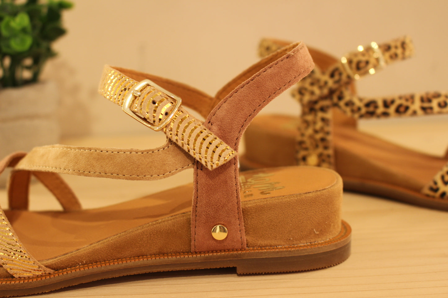 Chaussures MAMZELLE - Olim. Sandales en cuir velours de couleur naturelle et métallisé doré. Existe également en imprimé léopard. Bride asymétrique sur le coup de pied. Chaussures doublées cuir