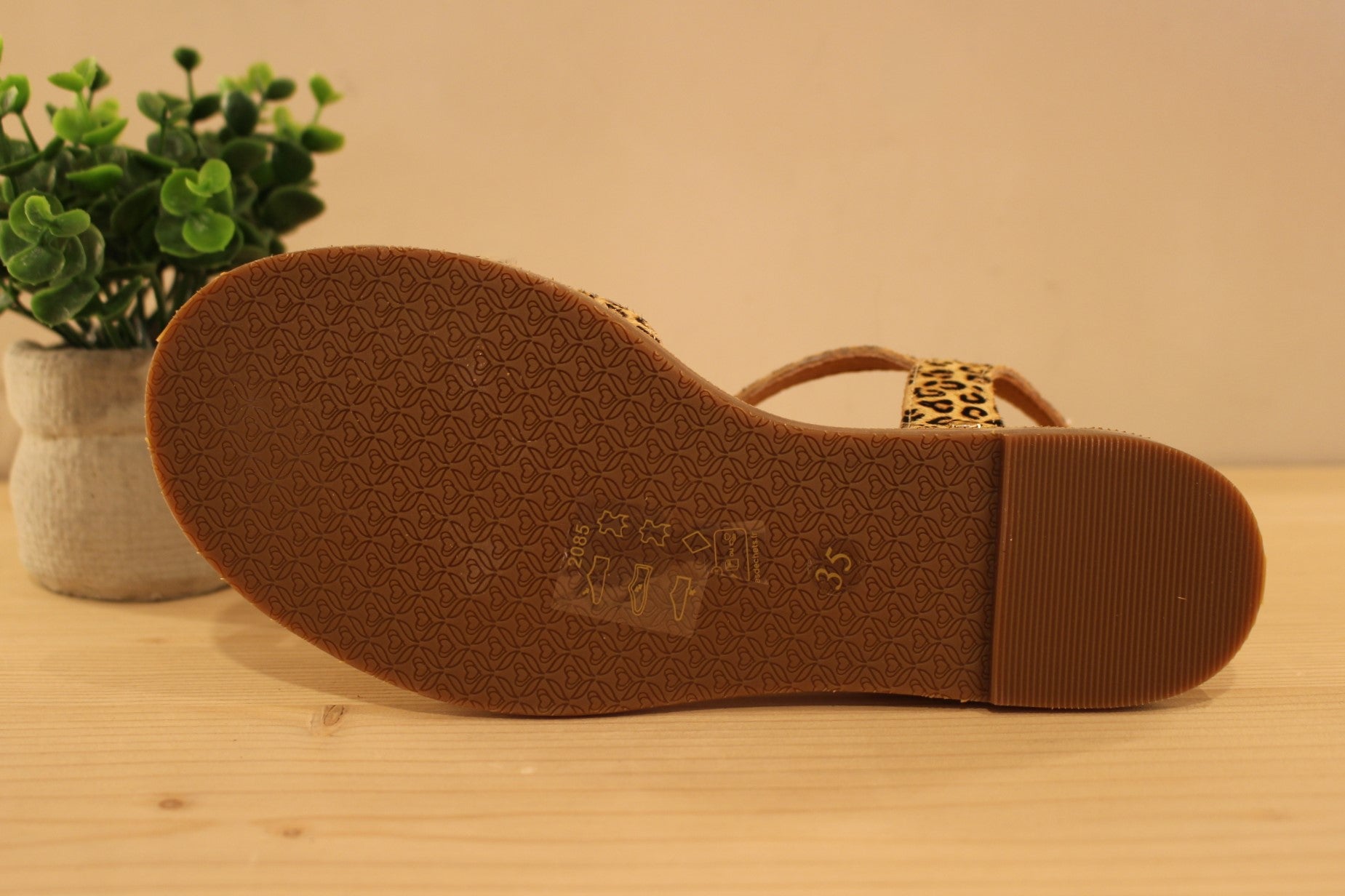 Chaussures MAMZELLE - Olim. Sandales en cuir velours de couleur naturelle et métallisé doré. Existe également en imprimé léopard. Bride asymétrique sur le coup de pied. Chaussures doublées cuir