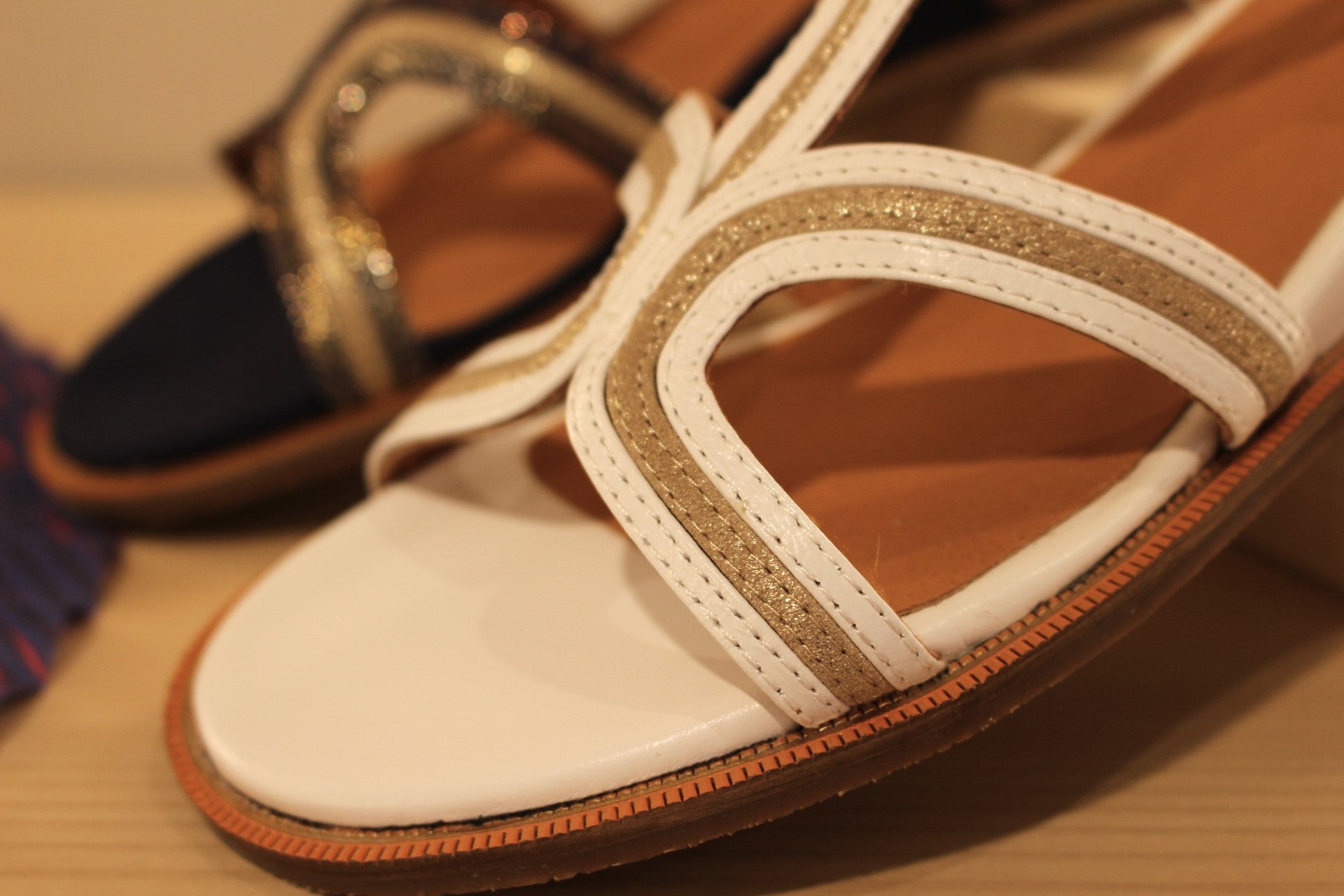Sandale cuir blanc ou velours bleu et métallisé MAMZELLE