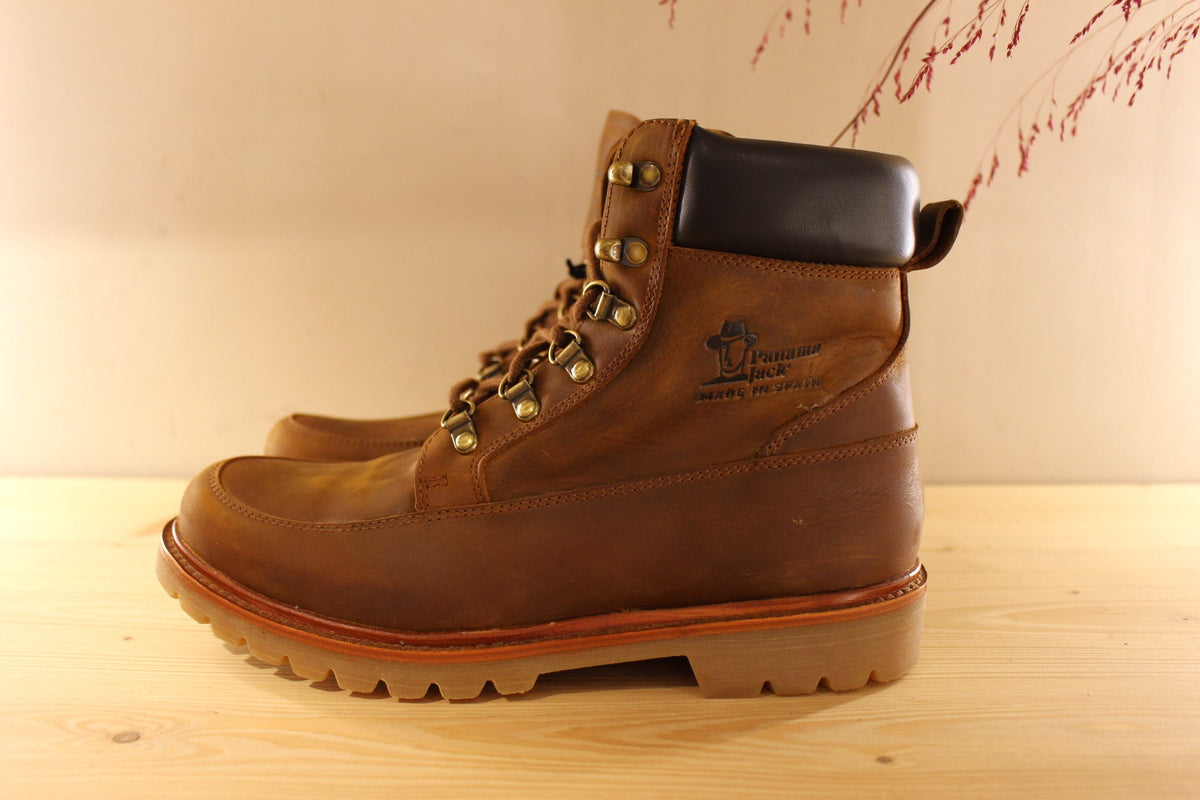 Bottines PANAMA JACK pour hommes en cuir gras de couleur marron. Cuir traité waterproof. Bottines doublées cuir et semelle interne amovible