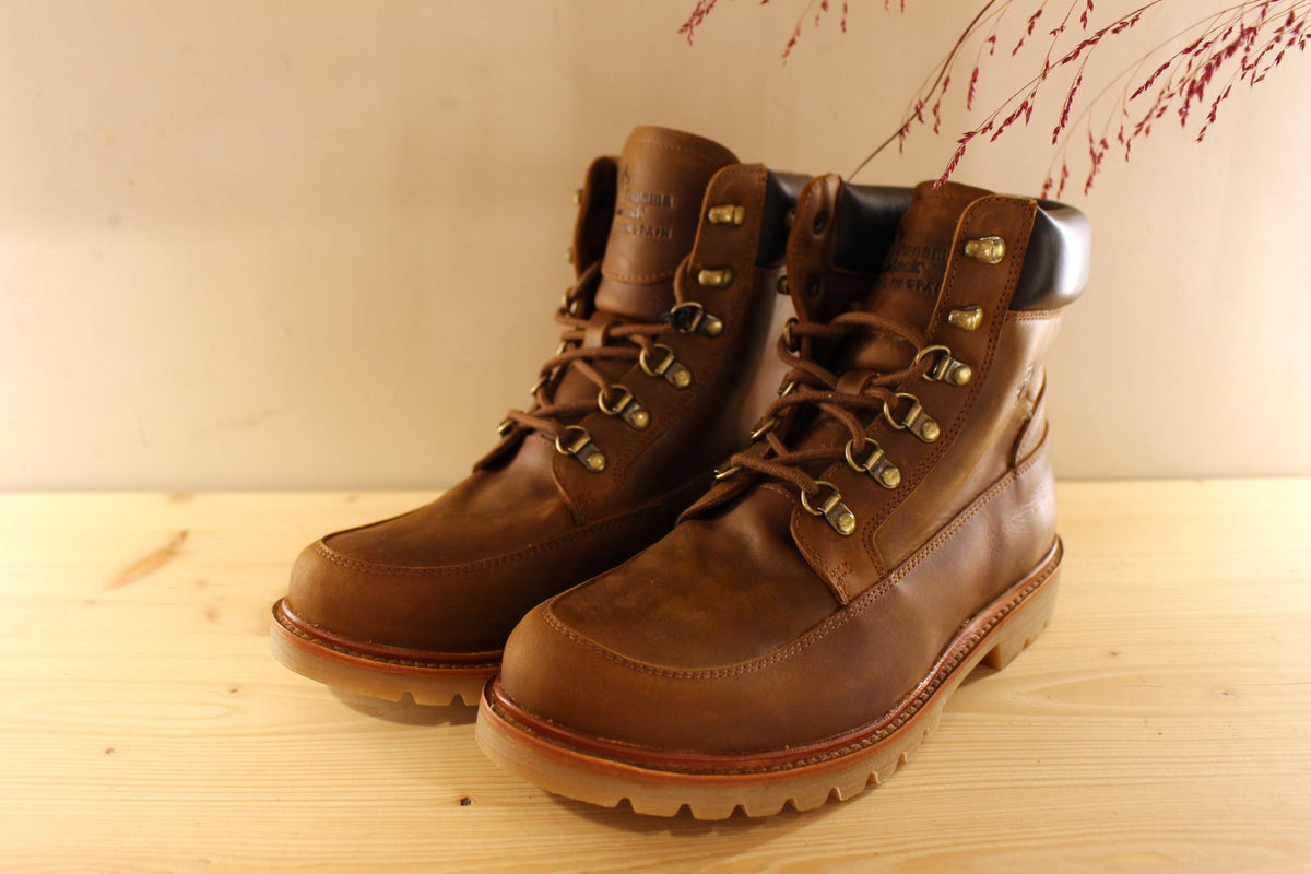 Bottines PANAMA JACK pour hommes en cuir gras de couleur marron. Cuir traité waterproof. Bottines doublées cuir et semelle interne amovible