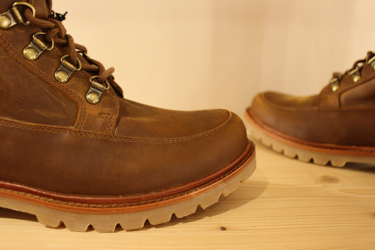 Bottines PANAMA JACK pour hommes en cuir gras de couleur marron. Cuir traité waterproof. Bottines doublées cuir et semelle interne amovible