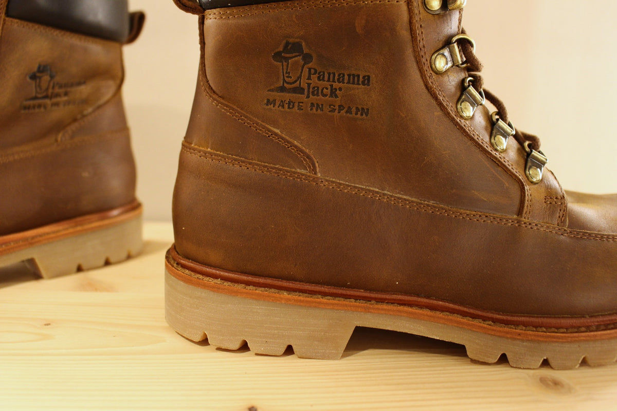 Bottines PANAMA JACK pour hommes en cuir gras de couleur marron. Cuir traité waterproof. Bottines doublées cuir et semelle interne amovible