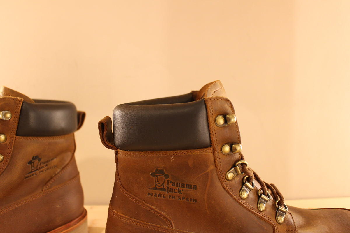 Bottines PANAMA JACK pour hommes en cuir gras de couleur marron. Cuir traité waterproof. Bottines doublées cuir et semelle interne amovible