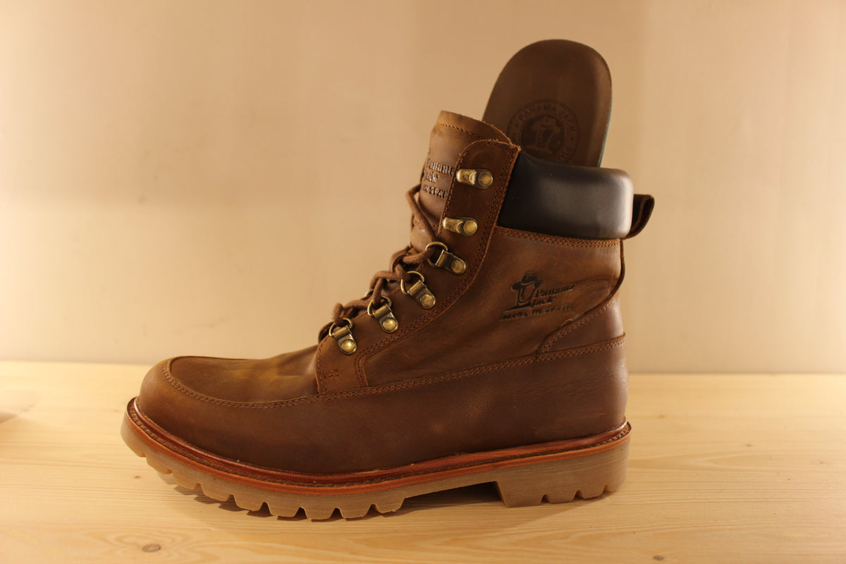 Bottines PANAMA JACK pour hommes en cuir gras de couleur marron. Cuir traité waterproof. Bottines doublées cuir et semelle interne amovible