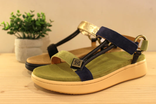 Chaussures MAMZELLE - Padula. Sandales en cuir velours noir et bride métallisée platine ou velours vert et bleu sur la bride. Serrage par scratch sur bride coup de pied et bride arrière. Chaussures doublées cuir. Semelle externe en gomme beige. Semelle compensée d'une hauteur de 2 cm.