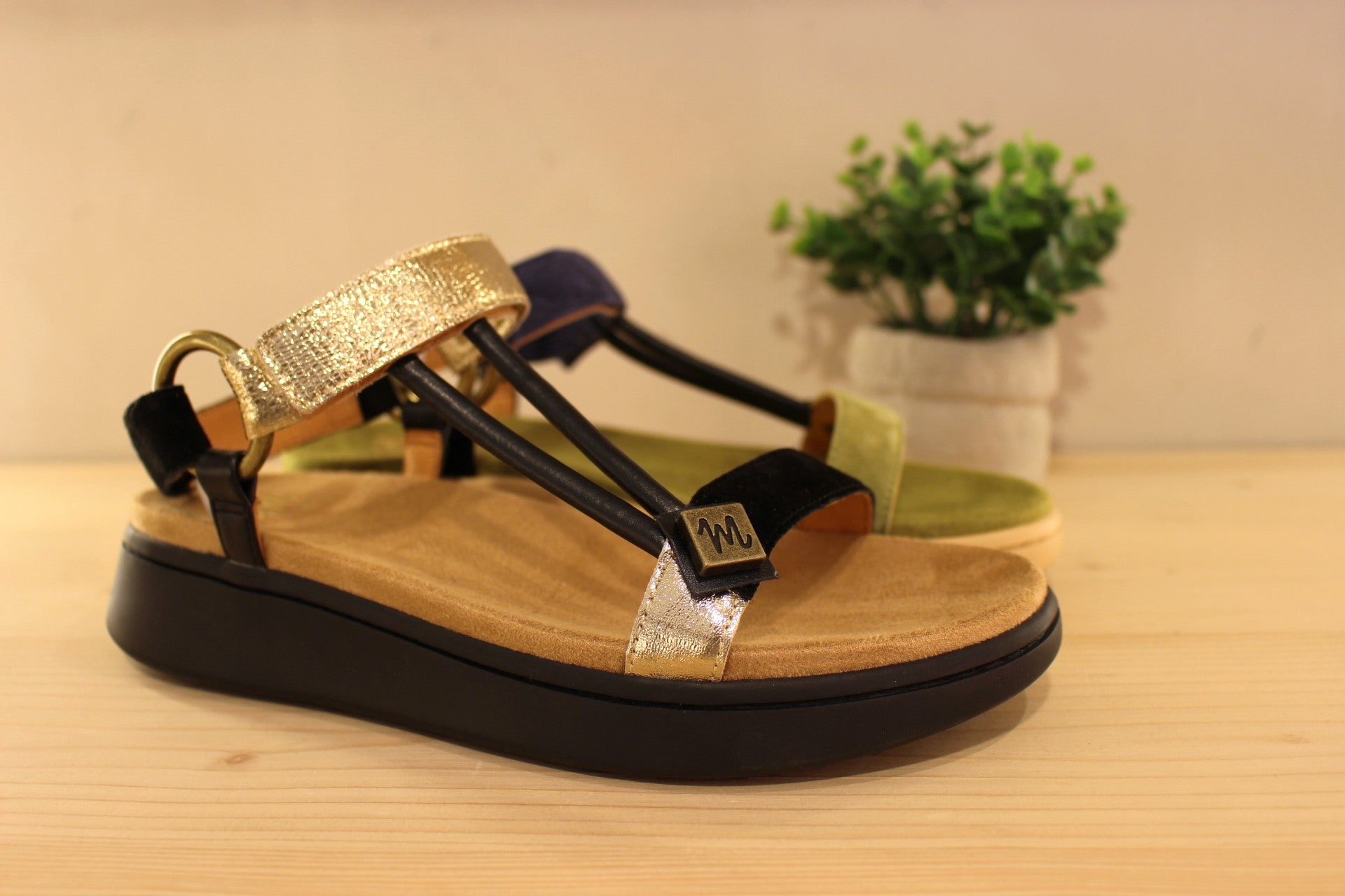 Chaussures MAMZELLE - Padula. Sandales en cuir velours noir et bride métallisée platine ou velours vert et bleu sur la bride. Serrage par scratch sur bride coup de pied et bride arrière. Chaussures doublées cuir. Semelle externe en gomme beige. Semelle compensée d'une hauteur de 2 cm.