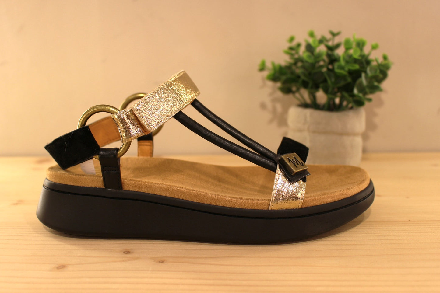 Chaussures MAMZELLE - Padula. Sandales en cuir velours noir et bride métallisée platine ou velours vert et bleu sur la bride. Serrage par scratch sur bride coup de pied et bride arrière. Chaussures doublées cuir. Semelle externe en gomme beige. Semelle compensée d'une hauteur de 2 cm.