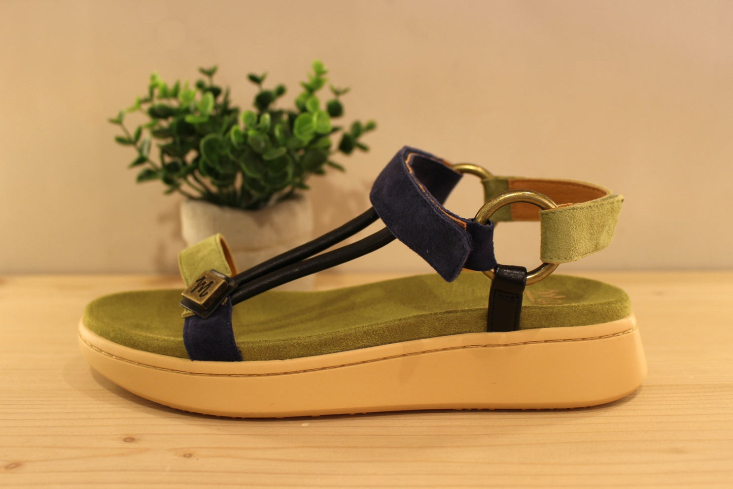 Chaussures MAMZELLE - Padula. Sandales en cuir velours noir et bride métallisée platine ou velours vert et bleu sur la bride. Serrage par scratch sur bride coup de pied et bride arrière. Chaussures doublées cuir. Semelle externe en gomme beige. Semelle compensée d'une hauteur de 2 cm.