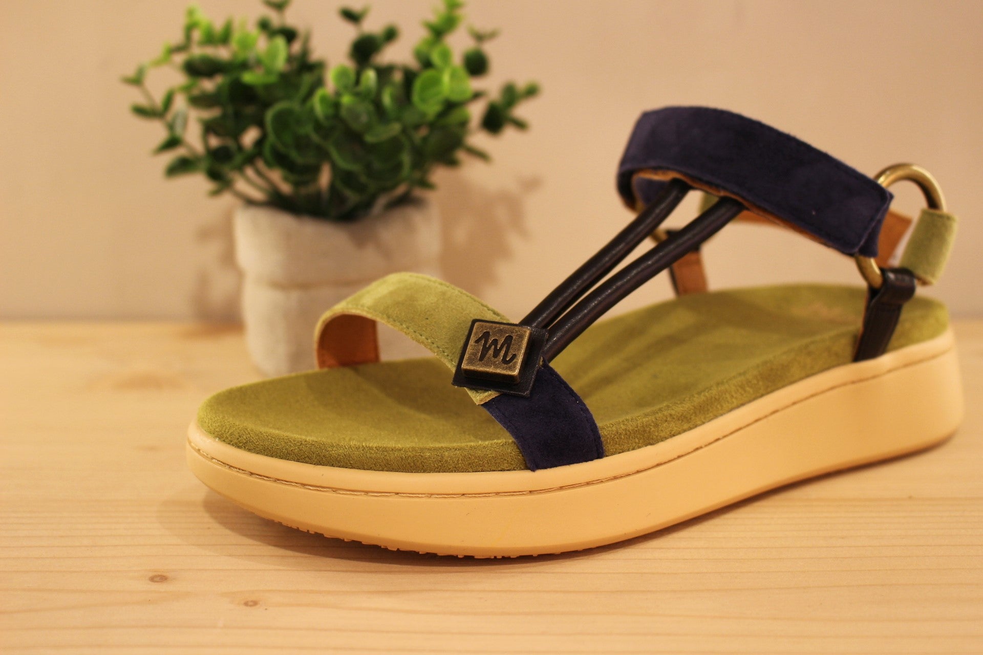 Chaussures MAMZELLE - Padula. Sandales en cuir velours noir et bride métallisée platine ou velours vert et bleu sur la bride. Serrage par scratch sur bride coup de pied et bride arrière. Chaussures doublées cuir. Semelle externe en gomme beige. Semelle compensée d'une hauteur de 2 cm.