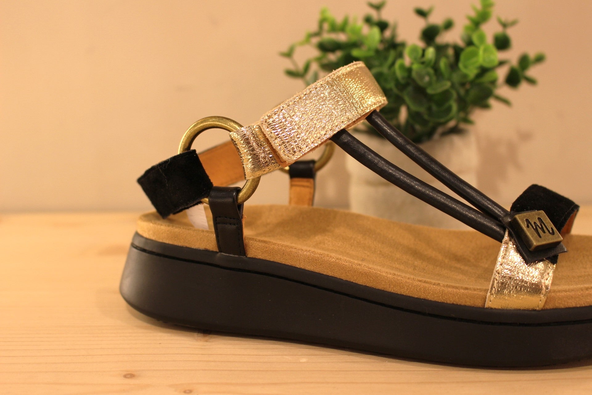 Chaussures MAMZELLE - Padula. Sandales en cuir velours noir et bride métallisée platine ou velours vert et bleu sur la bride. Serrage par scratch sur bride coup de pied et bride arrière. Chaussures doublées cuir. Semelle externe en gomme beige. Semelle compensée d'une hauteur de 2 cm.
