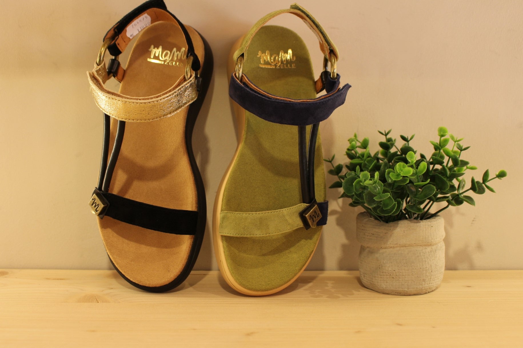 Chaussures MAMZELLE - Padula. Sandales en cuir velours noir et bride métallisée platine ou velours vert et bleu sur la bride. Serrage par scratch sur bride coup de pied et bride arrière. Chaussures doublées cuir. Semelle externe en gomme beige. Semelle compensée d'une hauteur de 2 cm.