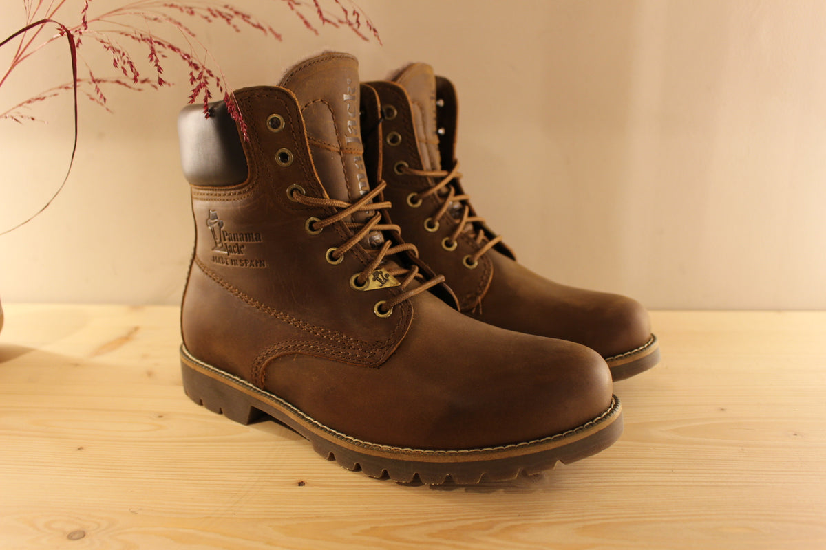 Bottines PANAMA JACK pour hommes, en cuir gras de couleur marron. Cuir traité waterproof. Chaussures doublées mouton.