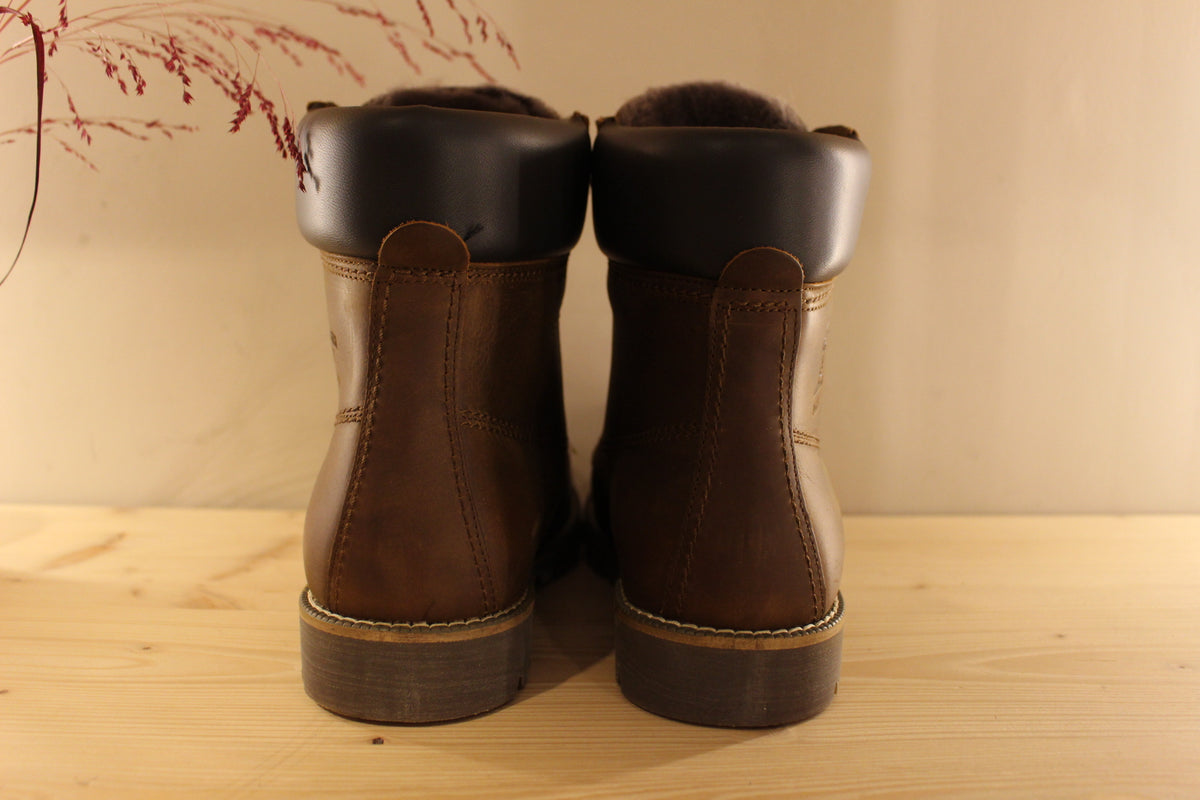 Bottines PANAMA JACK pour hommes, en cuir gras de couleur marron. Cuir traité waterproof. Chaussures doublées mouton.