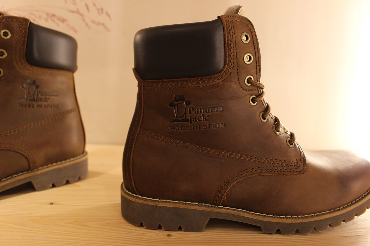 Bottines PANAMA JACK pour hommes, en cuir gras de couleur marron. Cuir traité waterproof. Chaussures doublées mouton.