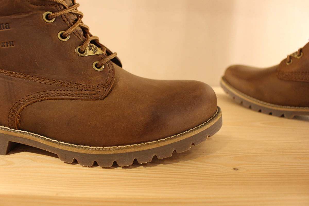 Bottines PANAMA JACK pour hommes, en cuir gras de couleur marron. Cuir traité waterproof. Chaussures doublées mouton.