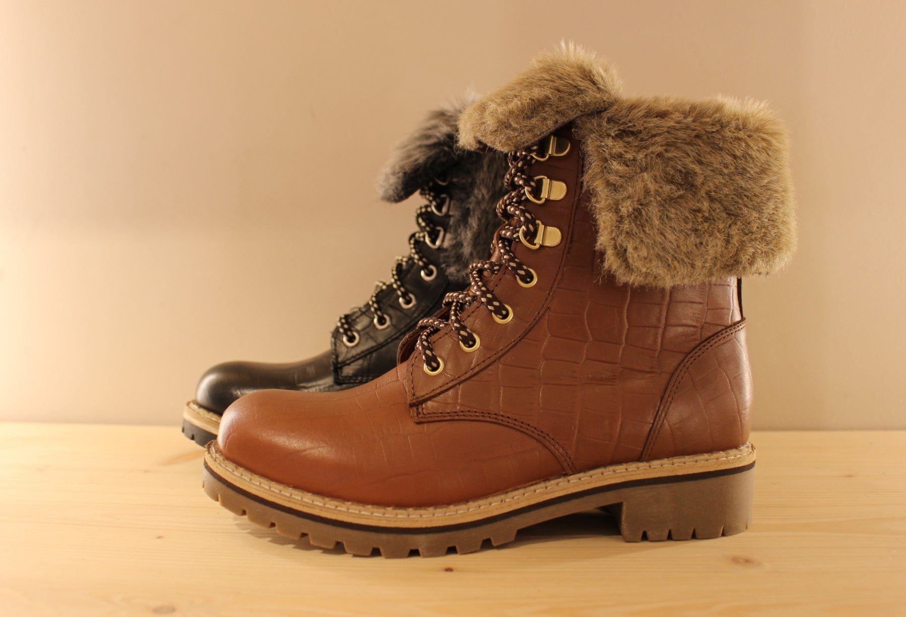 Bottines tige réversible en cuir imprimé croco noir ou camel HOOPER