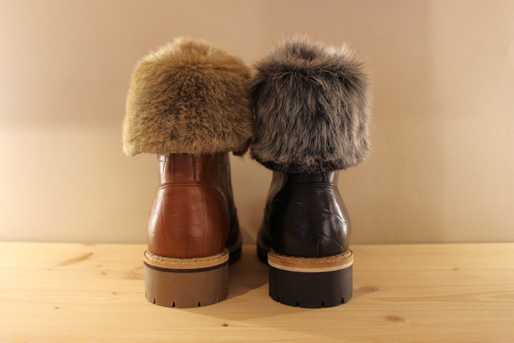 Bottines tige réversible en cuir imprimé croco noir ou camel HOOPER