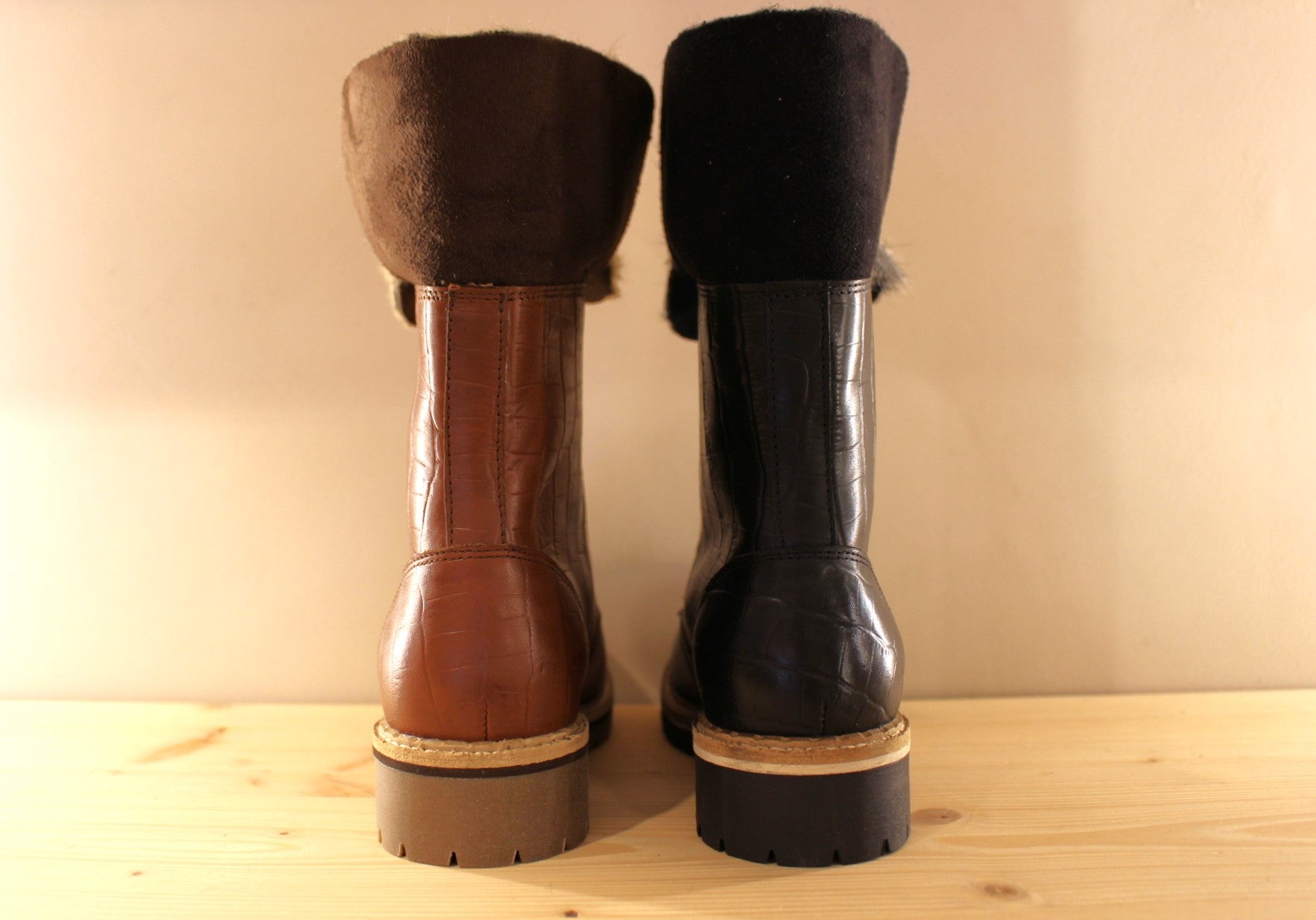 Bottines tige réversible en cuir imprimé croco noir ou camel HOOPER